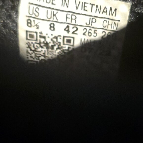 Adidas NMD R1 V2 Triple Black Running Casual Sneakers Shoes GZ1998 Mens 8.5 - Picture 10 of 10